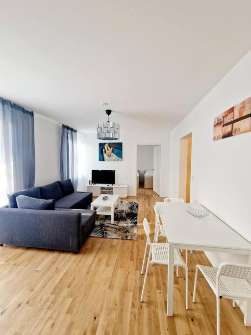 Cozy In The Center Of 23 Apartment